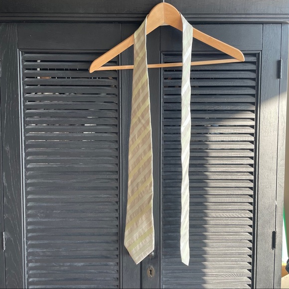 Hugo boss silk tie, cream and green stripe - Picture 1 of 7